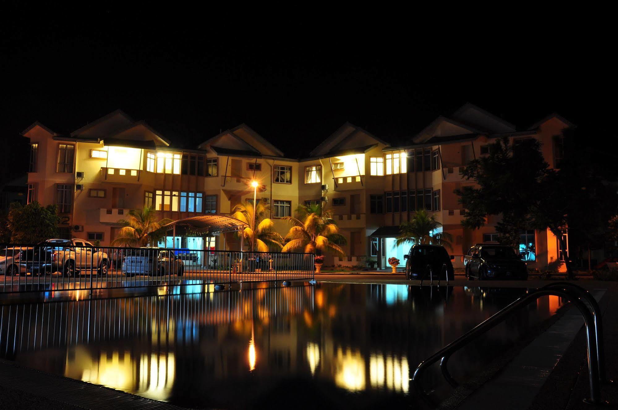 Seri Bayu Resort Hotel Sungai Pelek Exterior foto